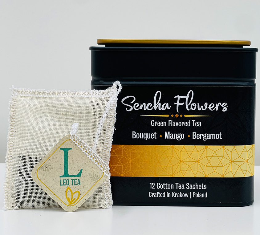 Sencha Flowers Leo Tea to zielona herbata liściasta z kwiatami i naturalnym aromatem mango i cytrusów, która zachwyca smakiem i aromatem. Dzięki starannie dobranym składnikom i eleganckiemu opakowaniu, jest to produkt, który spełni oczekiwania nawet najbardziej wymagających miłośników herbaty. Wybierając Sencha Flowers Leo Tea, wybierasz najwyższą jakość i niezapomniane doznania smakowe. Ciesz się każdym łykiem tej wyjątkowej herbaty, która łączy w sobie delikatność zielonej herbaty z aromatycznymi nutami kwiatów, mango i cytrusów.Aby cieszyć się pełnią smaku i aromatu Sencha Flowers Leo Tea, wystarczy umieścić jedną bawełnianą saszetkę w filiżance i zalać ją gorącą wodą o temperaturze około 80°C. Pozwól herbacie parzyć się przez 2-3 minuty, aby wydobyć z niej wszystkie subtelne nuty smakowe. Zielona herbata Sencha w połączeniu z płatkami kwiatów oraz aromatami mango i cytrusów tworzy wyjątkowy, orzeźwiający napar, który doskonale relaksuje i odświeża.